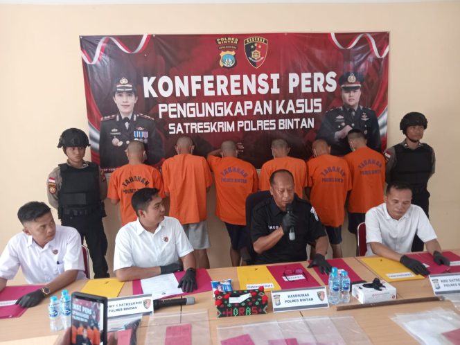 
					Polres Bimtan saat melakukan konferensi press penangkapan pelaku perjudian. (Istimewa)