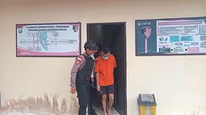 
					Petugas Polres Bintan saat penggiringi pelaku pencabulan di Bintan. (Istimewa)