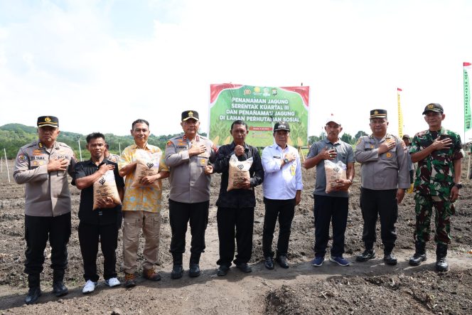 Kapolda Kepri Irjen Pol Asep Safrudin foto bersama masyarakat di kegiatan penanaman jagung serentak secara virtual bersama Mabes Polri, bertempat di Rempang Cate, Barelang, Batam, Selasa (09/7/2025). (Humas Polda Kepri)