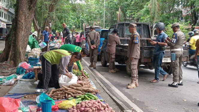 
					Satuan Polisi Pamong Praja (Satpol PP) Kota Tanjungpinang saat melakukan penertiban terhadap para pedagang kaki lima yang berjualan di pinggir jalan kawasan Bintan Center, Kamis (10/7/2025). (Nzl)