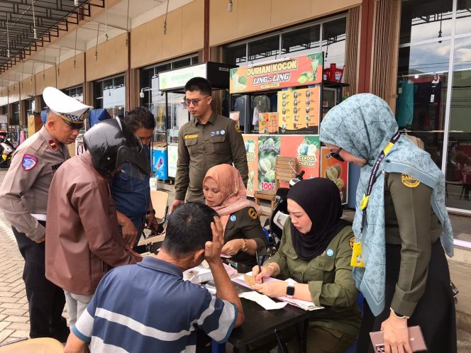 
					Anggota Samsat Tanjungpinang, saat melakukan pengecekan pajak aktif kendaraan bermotor, Kamis (10/7/2025). (Hn)