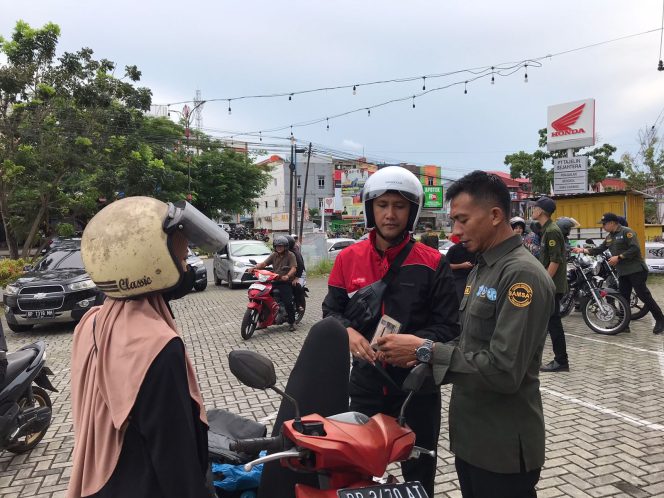 
					Anggota Samsat Tanjungpinang saat melakukan pengecekan STNK, Kamis (10/7/2025). (Nzl)