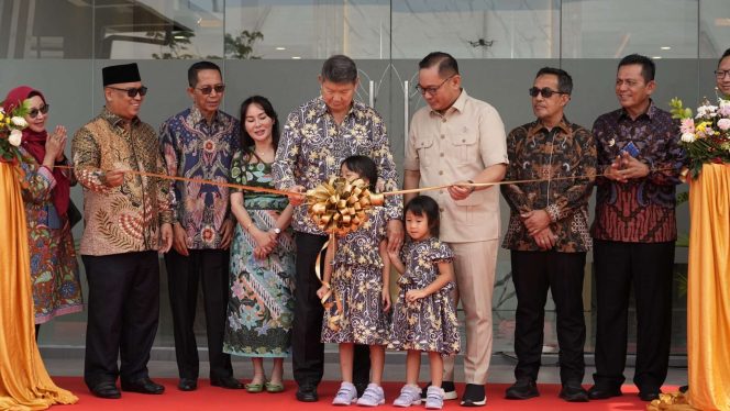 Keterangan Foto: Kepala BP Batam, Amsakar Achmad dan Wakil Kepala BP Batam, Li Claudia Chandra saat menghadiri peresmian pabrik PT Solder Tin Andalan Indonesia (STANIA) di Kawasan Industri Tunas Prima, Kamis (10/07/2025), (BP Batam).