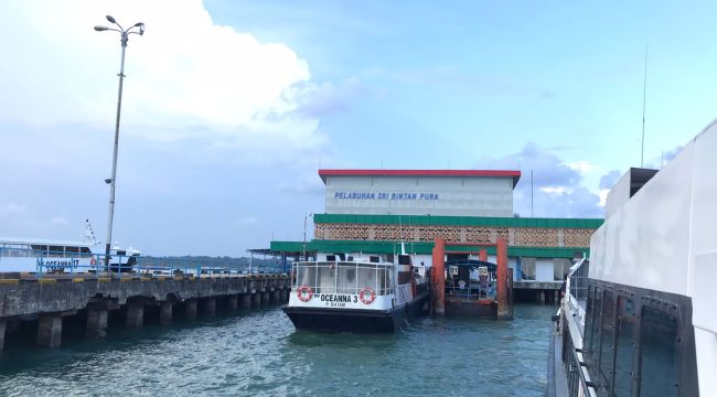 Suasana Keberangkatan Kapal di Pelabuhan Sri Bintan Pura. (Nzl)
