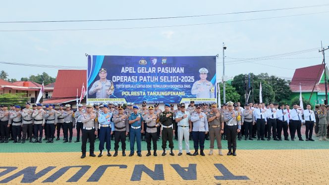 
					Kapolresta Tanjungpinang, Kombes Pol Hamam Wahyudi saat foto bersama seusai Apel Gelar Pasukan Operasi Patuh Seligi 2025, di Mako Polresta Tanjungpinang, Senin (14/7/2025). (Humas Polresta Tanjungpinang)