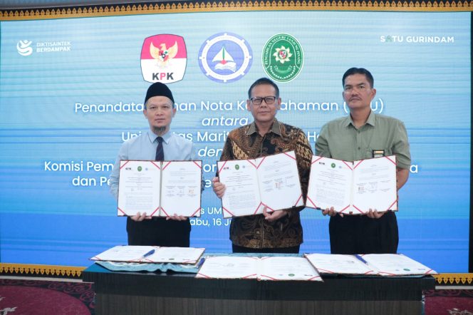 
					Foto selesai Penandatanganan MoU  Komisi Pemberantasan Korupsi RI dan Pengadilan Tinggi anjungpinang di Galeri Tamadun Maritim, Gedung Satu Gurindam Ismeth Abdullah, Kampus UMRAH Dompak, Tanjungpinang,  Rabu (16/7/2025). (Humas UMRAH)