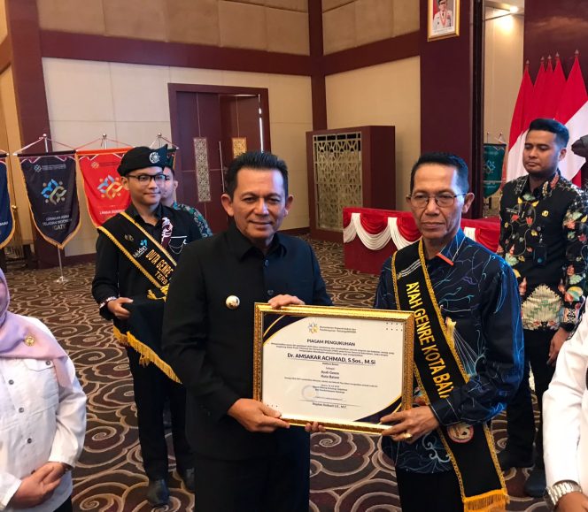 
					Gubernur Kepri saat Serahkan piagam pengukuhan ayah bunda Kepri, kepada Wali Kota Batam, Amsakar Achmad,  di Gedung Wan Seri Beni, Kantor Gubernur Kepri, Tanjungpinang,  Rabu (16/7/2025). (Nzl)