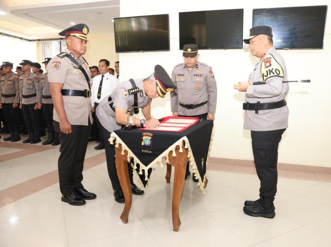 Suasan penandatanganan serah terima jabatan pejabat utama Polda Kepri dan Kapolres/Ta berserta jajaran di Lobby Utama Polda Kepri yang dipimpin Kapolda Kepri Irjen. Pol. Asep Safrudin , Rabu (16/7/2025). (Humas Polda Kepri)