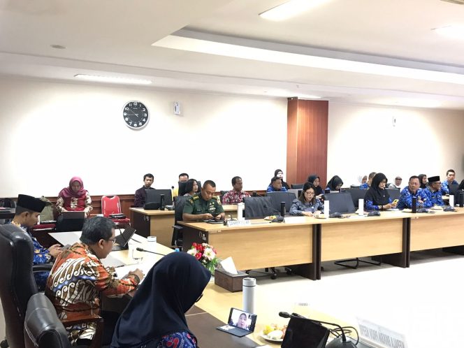 
					Kepala BKKBN Kepri, Rohina pimpin rapat Rakorda di Dampingi Asisten 1 Pemprov Kepri, Tengkuh Said Arif Fadillah, di Ruang Rapat Lantai Empat, Kantor Gubernur Kepri, Kamis (17/7/2025). (Nzl)