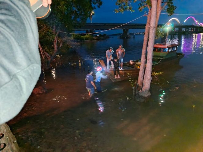 Tim DPKB Tanjungpinang, saat melakukan evakuasi korban terjun di Jembatan Satu Dompak, Kota Tanjungpinang, Jum'at (18/7/2025). (DPKP Tanjungpinang)