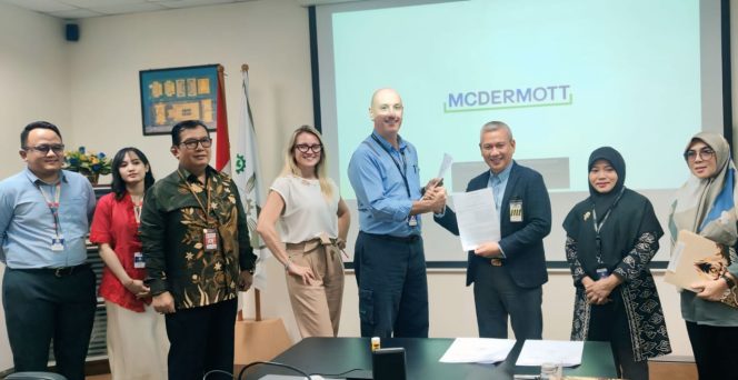 
					Kepala Biro Akademik, Perencanaan, Kemahasiswaan, Ary Satia Dharma foto bersama Senior Director Fabrication Operations, dan Victoria Talbot, Senior Director Global Talent Acquisition, Andy Patterson. Selasa (15/7/2025). (Humas UMRAH)