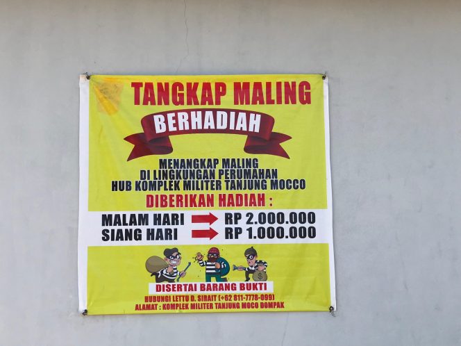
					Poster tangkap maling di dinding Pos Babinsa di Simpang Tanjung Moco, Dompak, Tanjungpinang, Jum'at (18/7/2025). (Nzl)