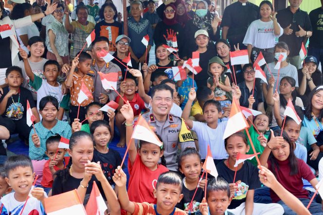 Wakil Kepala Kepolisian Daerah (Wakapolda) Kepulauan Riau (Kepri) Brigjen Pol. Anom Wibowo, foto bersama anak-anak dan masyarakat di Kawasan Pintu Air, Kota Batam, Rabu (23/7/2025). (Humas Polda Kepri)