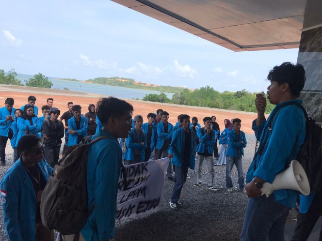 
					Mahasiswa Univeritasi Maritim Raja Ali Haji melakukan aksi unjuk rasa di depan Gedung Satu Gurindam, Ismeth Abdullah, Dompak, Kota Tanjungpinang, Jum’at (25/7/2025). (Nzl)