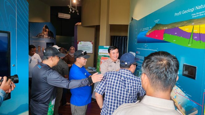
					Keterangan Foto: Badan Pengelola Geopark Nasional (BPGN) Natuna bersama Tim Evaluator Geopark Nasional saat melakukan kunjungan ke sejumlah titik strategis, Sabtu (26/07/2025), (Diskominfo Natuna).