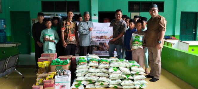 General Manager PELINDO Regional I Cabang Tanjungpinang, Adittya Dusmara saat membagikan 150 paket sembako ke salah satu Panti Asuhan Bina Insani di Kabupaten Bintan. (Humas Pelindo Tanjungpinang).