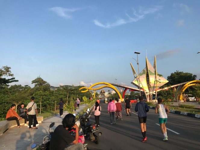 
					Suasana Masyarakat Tanjungpinang berolahraga di Jalan Bandara Raja Haji Fisabilillah, Tanjungpinang,   Minggu (27/7/2025). (Nzl)
