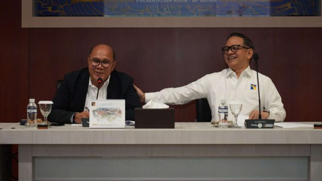 
					Keterangan Foto: Direktur Investasi BP Batam, Dendi Gustinandar dan didampingi oleh Ketua KADIN Kota Batam, Jadi Rajagukguk saat memimpin rapat koordinasi, pada Senin (28/07/2025) di Marketing Center BP Batam, (BP Batam).