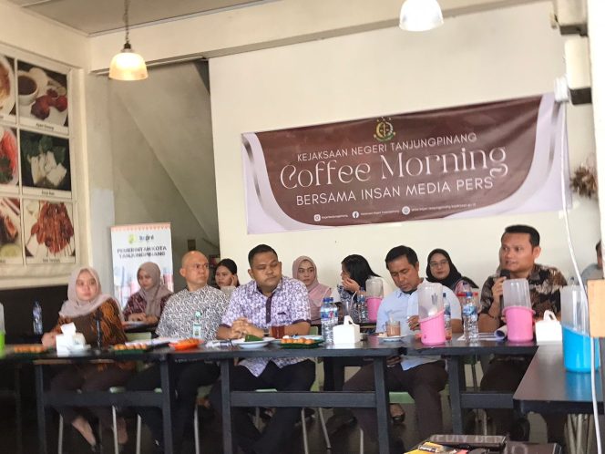 
					Kejaksaan Negeri Kota Tanjungpinang saat menggelar Coffe Morning bersama Media Pres, di Kedai Mie Tarempa, Jalan Panjaitan, Kilometer 7, Kota Tanjungpinang, Rabu (30/7/2025). (Nzl