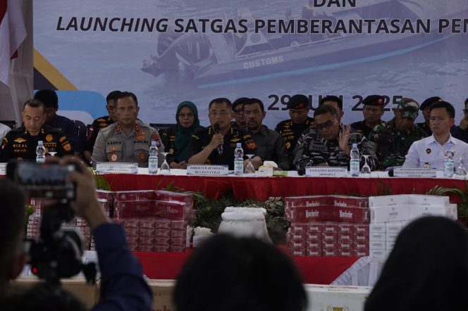 
					Konferensi Pers Hasil Operasi Patroli Laut Terpadu Jaring Sriwijaya Dan Jaring Wallacea Semester 1 Tahun 2025 Dan Lauching Satgas Pemberatasan Penyelundupan, di Aula Pangkalan Sarana Operasi Bea Dan Cukai Tipe A Tanjung Balai Karimun, Rabu (30/7/2035). (Badan Karantina Indonesia)