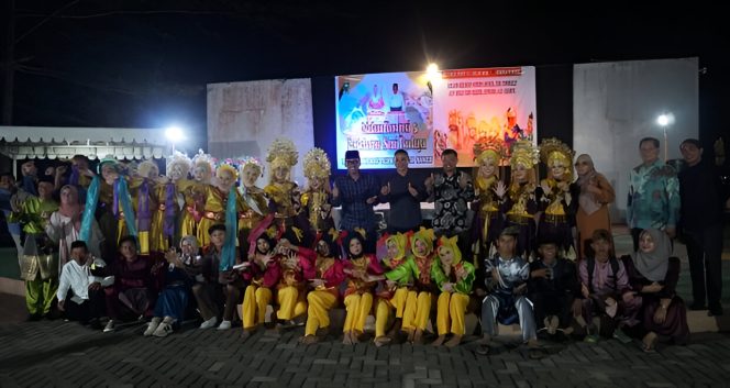 
					Keterangan Foto: Wakil Bupati Natuna, Jarmin, saat foto bersama dalam pagelaran seni budaya dalam rangka memperingati Hari Ulang Tahun (HUT) ke-6, (Diskominfo Natuna).
