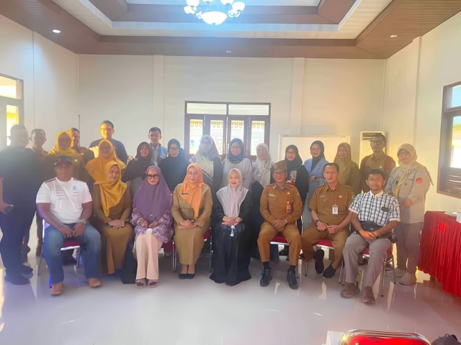 Keterangan Foto: Ketua Dewan Kerajinan Nasional Daerah (Dekranasda) Kota Tanjungpinang, Yuniarni Pustokoweni, saat foto bersama pengurus Dekranasda di ruang pertemuan Rumah Dinas Wali Kota Tanjungpinang, Senin (30/06/2025) sore, (Diskominfo Tanjungpinang).