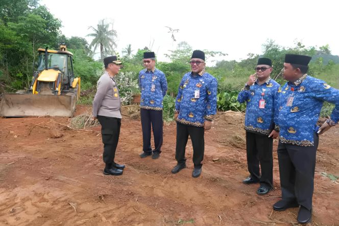 
					Keterangan Foto: Wali Kota Tanjungpinang, Lis Darmansyah, beserta rombongan saat  meninjau pematangan lahan lokasi pembangunan Sekolah Rakyat di Tanjungpinang, Kamis (17/07/2025), (Diskominfo Tanjungpinang).