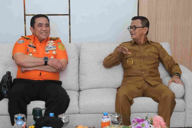 
					Keterangan Foto: Wakil Wali Kota Tanjungpinang, Raja Ariza, sambut kunjungan kerja Deputi Sarana Prasarana dan Sistem Komunikasi dalam rangka pelaksanaan sosialisasi deteksi dini di Kota Tanjungpinang, Senin (14/07/2025), (Diskominfo Tanjungpinang).