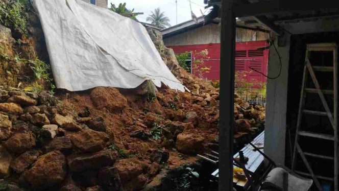 
					Keterangan Foto: Keadaan rumah warga yang terdampak longsor di Gg. Tanjung, RT 005 RW 13, Kelurahan Kemboja, Kecamatan Tanjungpinang Barat, (Diskominfo Tanjungpinang).