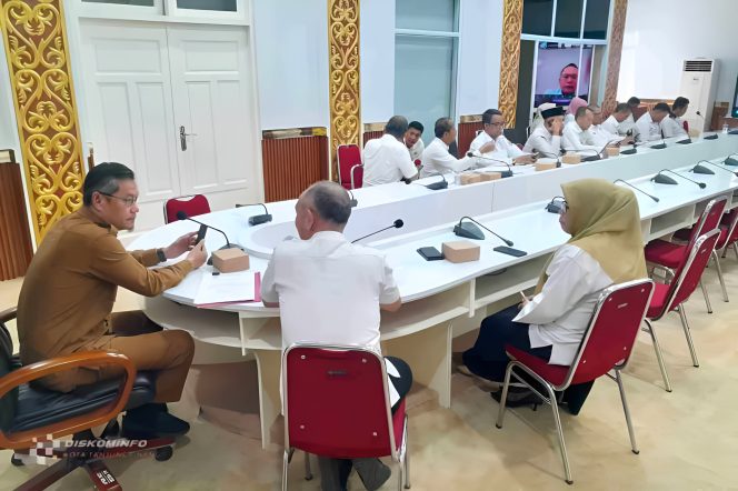 Keterangan Foto: Pemerintah Kota Tanjungpinang saat membahas lanjutan Rancangan Nota Kesepakatan (NK) dan Rancangan Kerja (RK) bersama Ombudsman Republik Indonesia, yang dilaksanakan secara hybrid melalui Zoom Meeting, Rabu (02/07/2025), (Diskominfo Tanjungpinang).