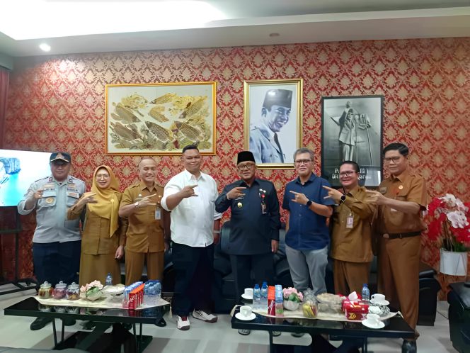 
					Keterangan Foto: Wali Kota Tanjungpinang, Lis Darmansyah, saat menerima audiensi General Manager (GM) PT Pelindo Cabang Tanjungpinang, Tonny Hendra Cahyadi, di Kantor Wali Kota, Senin (14/07/2025), (Diskominfo Tanjungpinang).