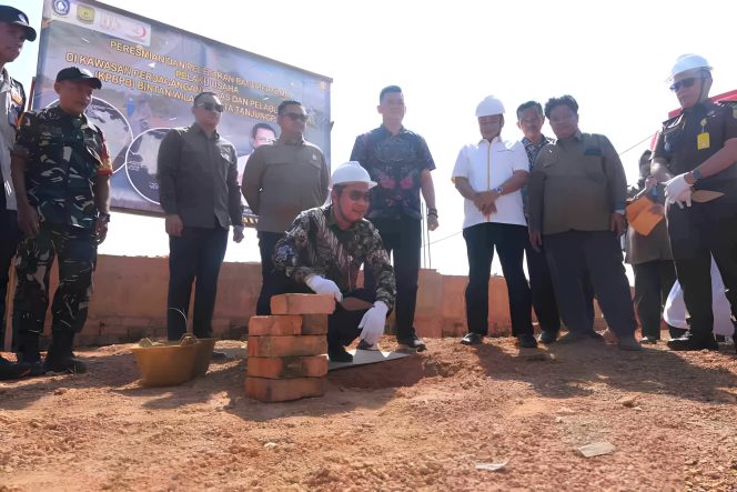 
					Keterangan Foto: Sekretaris Daerah Kota Tanjungpinang, Zulhidayat, saat meletakkan batu pertama pembangunan gudang milik PT Sukses Bintan Permata di Jalan Kelam Pagi, Kelurahan Dompak, Kecamatan Bukit Bestari, Selasa (29/07/2025), (Diskominfo Tanjungpinang).