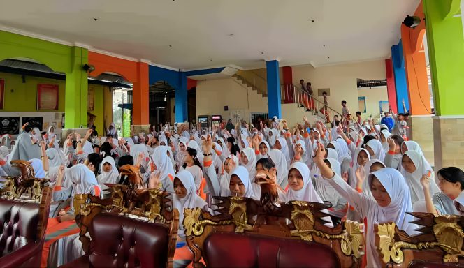 
					Keterangan Foto: Siswi remaja putri usia 12–18 tahun saat menerima pemberian tablet tambah darah (TTD), (Diskominfo Tanjungpinang).