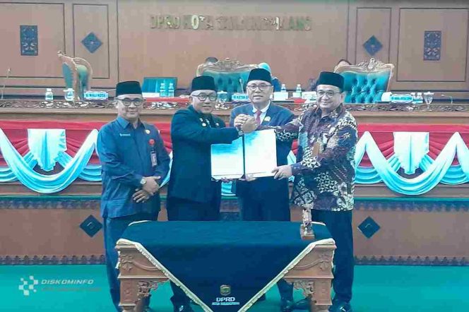 Keterangan Foto: Wali Kota Tanjungpinang, Lis Darmansyah, saat foto bersama penandatanganan persetujuan bersama antara DPRD dan Pemerintah Kota Tanjungpinang, di Ruang Rapat Paripurna DPRD Kota Tanjungpinang, Selasa (01/07/2025), (Diskominfo Tanjungpinang).