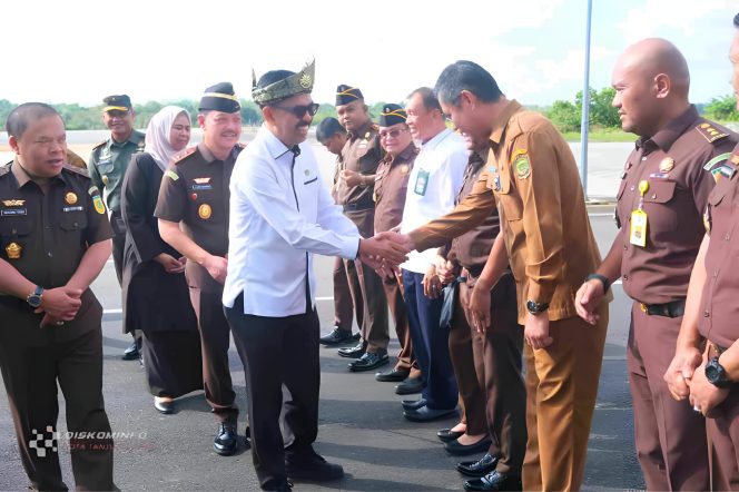 
					Keterangan Foto: Sekretaris Daerah Kota Tanjungpinang, Zulhidayat, saat turut menghadiri agenda penjemputan Wakil Jaksa Agung Republik Indonesia, Asep N. Mulyana, di Ruang VIP Bandara Raja Haji Fisabilillah (RHF), Tanjungpinang, Senin (28/07/2025), (Diskominfo Tanjungpinang).