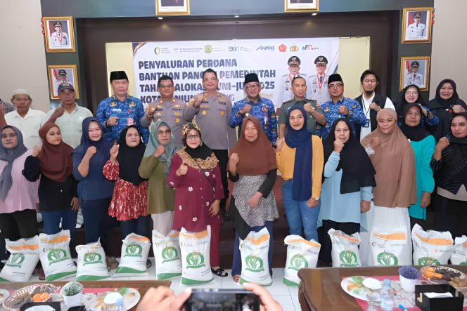 
					Keterangan Foto: Wali Kota Tanjungpinang, Lis Darmansyah, saat foto bersama penerima bantuan pangan berupa beras kepada Keluarga Penerima Manfaat (KPM) di Kota Tanjungpinang, (Diskominfo Tanjungpinang).