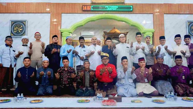 
					Keterangan Foto: Wali Kota Tanjungpinang, Lis Darmansyah, saat foto bersama dalam peresmian Masjid Nur Arridwan, (Diskominfo Tanjungpinang).