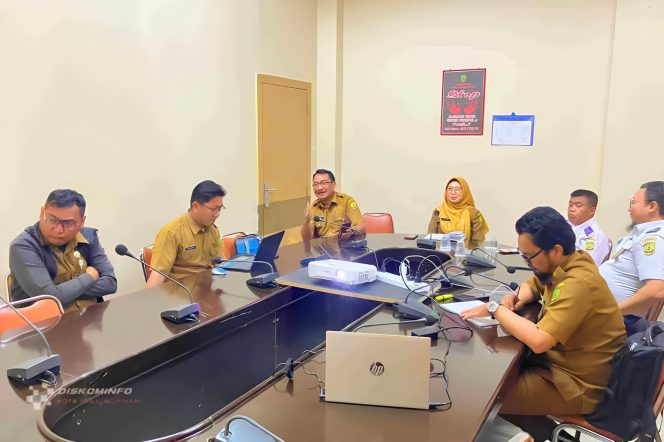 Keterangan Foto: Pemerintah Kota Tanjungpinang saat menghadiri Rapat Koordinasi (Rakor) Pengendalian Inflasi Daerah secara hybrid yang diselenggarakan oleh Kementerian Dalam Negeri Republik Indonesia, di Ruang Rapat Asisten II Kantor Wali kota, Senin (14/07/2025), (Diskominfo Tanjungpinang).