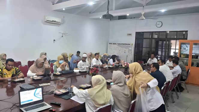 Keterangan Foto: Dinas Kesehatan, Pengendalian Penduduk, dan Keluarga Berencana (Dinkes Dalduk dan KB) Kota Tanjungpinang saat menggelar Rapat Koordinasi Percepatan Pemenuhan Kuota BPJS, di Ruang Rapat Dinkes, Rabu (09/07/2025), (Diskominfo Tanjungpinang).