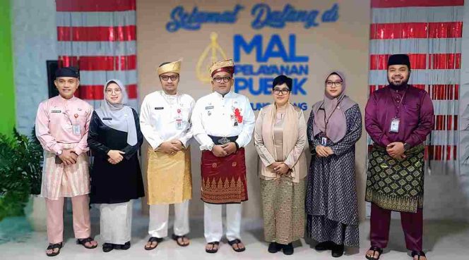 
					Keterangan Foto: Wali Kota Tanjungpinang, Lis Darmansyah saat foto bersama dalam menerima kunjungan kerja dari Kepala Badan Pusat Statistik (BPS) Provinsi Kepulauan Riau, (Diskominfo Tanjungpinang).