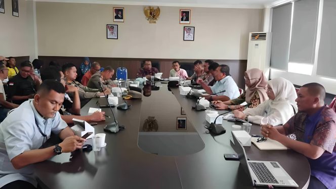 Keterangan Foto: Kepala Dinas Kepemudaan dan Olahraga Kota Tanjungpinang, Ruli Friady, saat rapat persiapan di kantor Dispora, Kamis (03/07/2025), (Diskominfo Tanjungpinang).