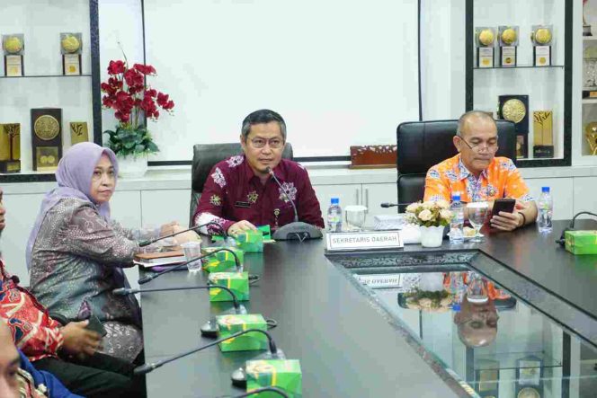 
					Keterangan Foto: Sekretaris Daerah Kota Tanjungpinang, Zulhidayat, saat memimpin Rapat  di Ruang Rapat Engku Putri Raja Hamidah, Kantor Wali Kota Tanjungpinang, Kamis (31/07/2025), (Diskominfo Tanjungpinang).