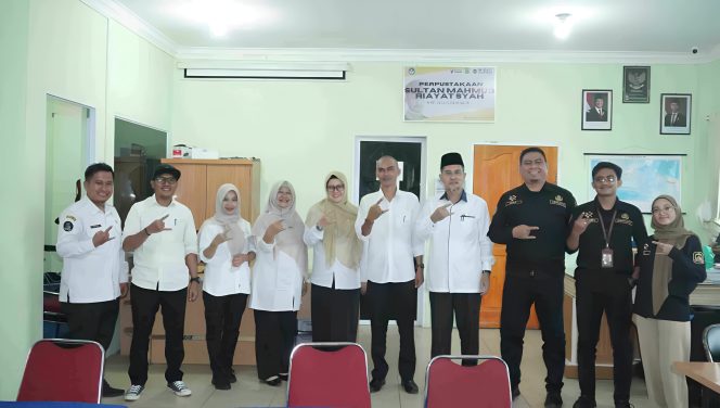 Keterangan Foto: Dinas Komunikasi dan Informatika (Diskominfo) Kota Tanjungpinang foto Bersama saat menggelar rapat teknis penyusunan Lembar Kerja Siswa (LKS) Digital Muatan Lokal Budaya Melayu Tahun 2025, Rabu (09/07/2025), di SMP Negeri 1 Tanjungpinang, (Diskominfo Tanjungpinang).