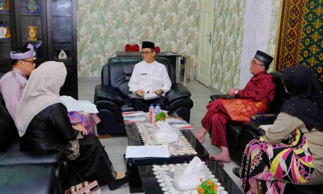 
					Keterangan Foto: Wakil Wali Kota Tanjungpinang, Raja Ariza, saat memimpin rapat pembahasan bersama Dinas Pendidikan Kota Tanjungpinang terkait kebijakan penggabungan (merger) sekolah serta penanganan siswa baru tahun ajaran 2025/2026 yang belum terakomodir, bertempat di Ruang Kerja Wakil Wali kota Tanjungpinang, Jumat (11/07/2025), (Diskominfo Tanjungpinang).