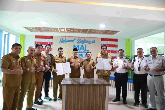 
					Keterangan Foto: Wali Kota Tanjungpinang, Lis Darmansyah, saat foto bersama dalam penandatanganan kerja sama antara DPMPTSP dan Bapenda Provinsi Kepri tentang penyelenggaraan layanan  UPTD Pengelolaan Pendapatan Daerah Tanjungpinang di MPP, (Diskominfo Tanjungpinang).