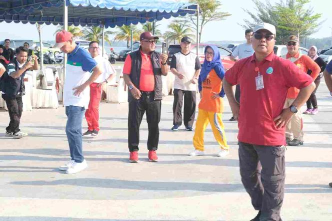 
					Keterangan Foto: Wali Kota Tanjungpinang, Lis Darmansyah, saat ikut senam bersama yang dirangkaikan dengan perayaan ulang tahun aparatur sipil negara (ASN) kelahiran bulan Juli, Kamis (24/07/2025), (Diskominfo Tanjungpinang).