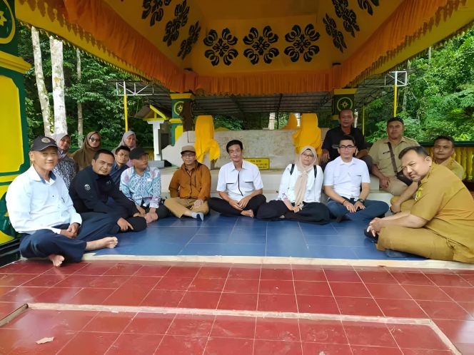 
					Keterangan Foto: Dinas Kebudayaan dan Pariwisata (Disbudpar) Kota Tanjungpinang saat foto bersama di Makam Daeng Celak, Rabu (16/07/2025), (Diskominfo Tanjungpinang).