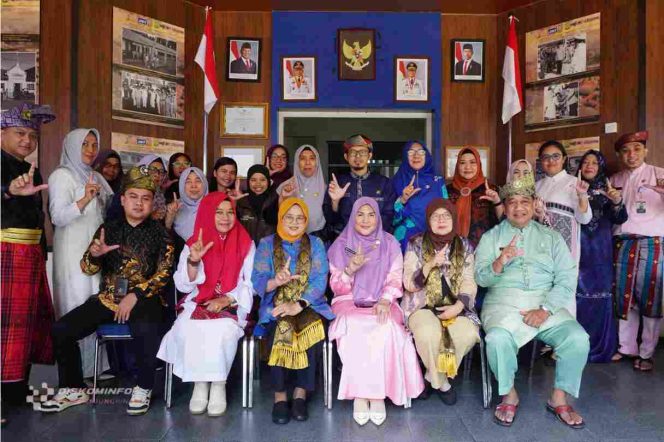 
					Keterangan Foto: Kepala Dinas Perpustakaan dan Kearsipan Kota Tanjungpinang, Meitya Yulianty, saat foto bersama Tim Assesor, dalam pelaksanaan Re-Akreditasi Perpustakaan Tahun 2025, di Kantor Dinas Perpustakaan dan Kearsipan Kota Tanjungpinang, Rabu (30/07/2025), (Diskominfo Tanjungpinang).