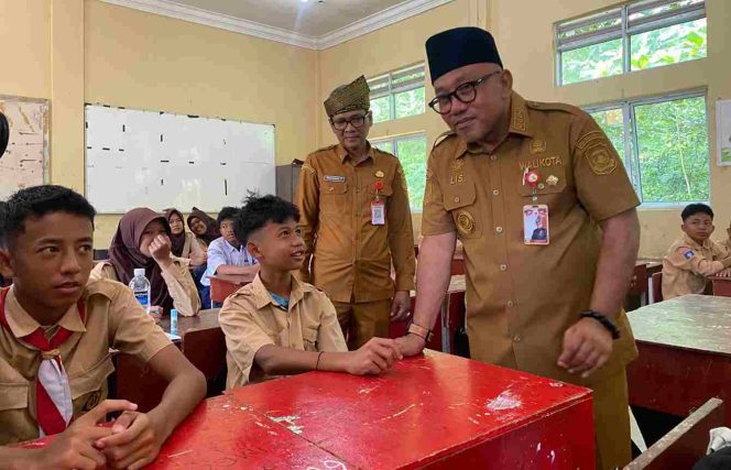 
					Keterangan Foto: Wali Kota Tanjungpinang, Lis Darmansyah, saat mengunjungi kelas demi kelas di SMP Negeri 7, dan menyempatkan berdialog langsung dengan para pelajar, (Diskominfo Tanjungpinang).