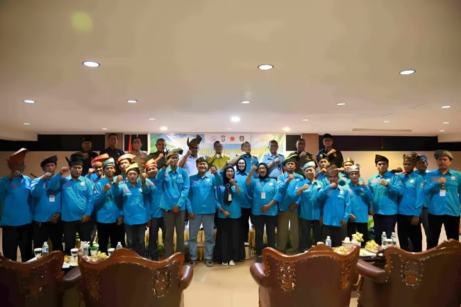 
					Keterangan Foto: Wakil Wali Kota Tanjungpinang, Raja Ariza, saat foto bersama Ketua dan pengurus Dewan Pimpinan Daerah (DPD) Himpunan Masyarakat Nelayan Indonesia (HMNI) Provinsi Kepulauan Riau periode 2024–2029 yang digelar di Aula Hotel Plaza Tanjungpinang, Kamis (24/07/2025), (Diskominfo Tanjungpinang).